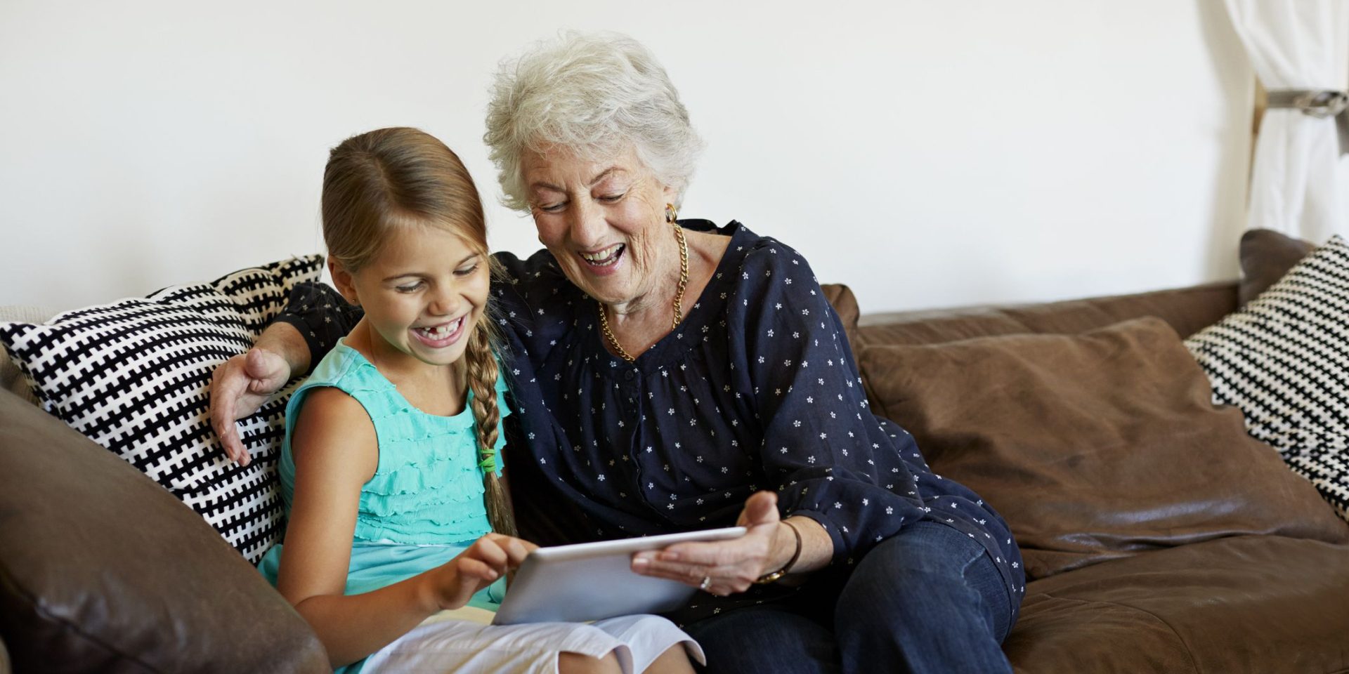 Abuelos-Repartiendo-Valores-oh-my-boomer