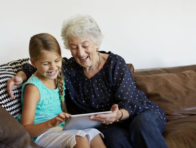 Abuelos-Repartiendo-Valores-oh-my-boomer